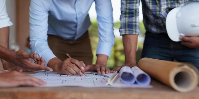 Equipo de Arquitectiva revisando planos en obra